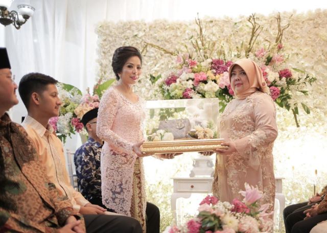 Lamaran Serba Pastel Ala Tasya Kamila dan Randi Bachtiar. Manis, Ramah dan Penuh Kehangatan