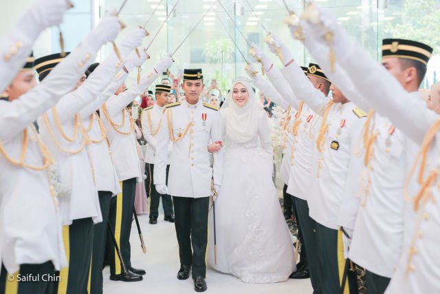 Mahkota Uniknya Jadi Sorotan, Pernak-Pernik Wedding ala Melayu Malaysia Ini Segarkan Pandangan