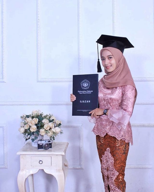 12 Hijab Wisuda Simpel Ini Bikin Kamu Makin PD untuk Tampil Sederhana. Pakai Sendiri Bisa!