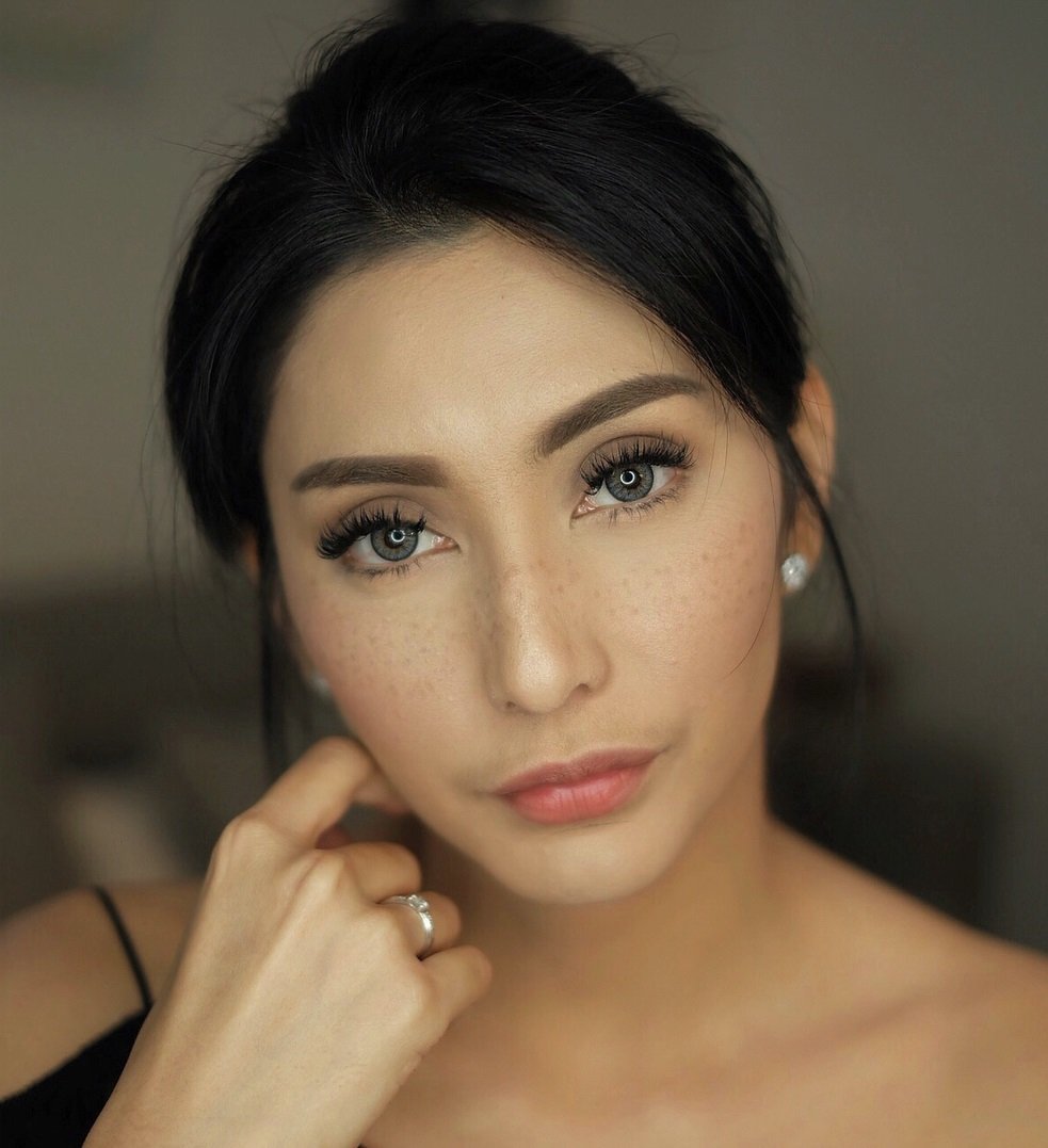 13 Artis yang Ikutan Pakai Makeup Freckles, Bahkan Ada yang Aslinya Gitu. Seger Banget Nggak Sih?