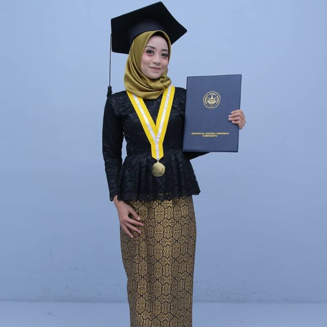 12 Hijab Wisuda Simpel Ini Bikin Kamu Makin PD untuk Tampil Sederhana. Pakai Sendiri Bisa!