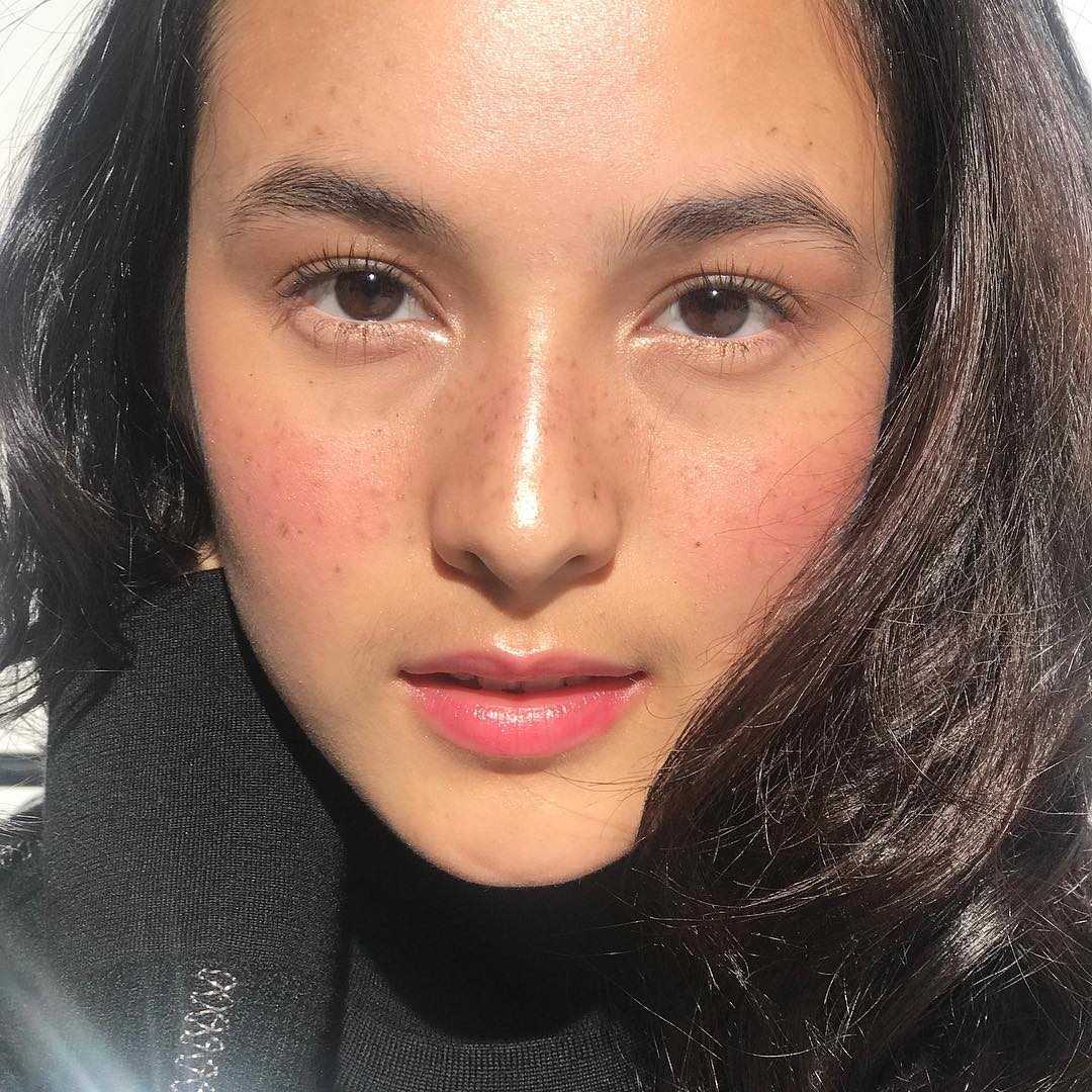 13 Artis yang Ikutan Pakai Makeup Freckles, Bahkan Ada yang Aslinya Gitu. Seger Banget Nggak Sih?