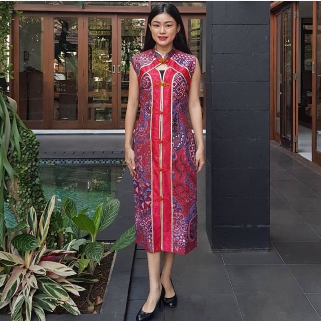 Inspirasi Tampil Meriah dengan Batik Merah. Dipakai Kondangan atau Perayaan Serba Wah