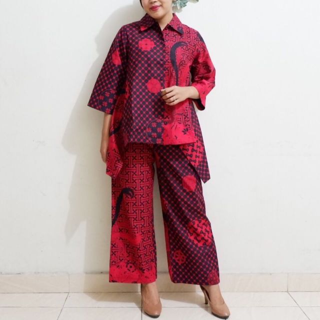 Inspirasi Tampil Meriah dengan Batik Merah. Dipakai Kondangan atau Perayaan Serba Wah