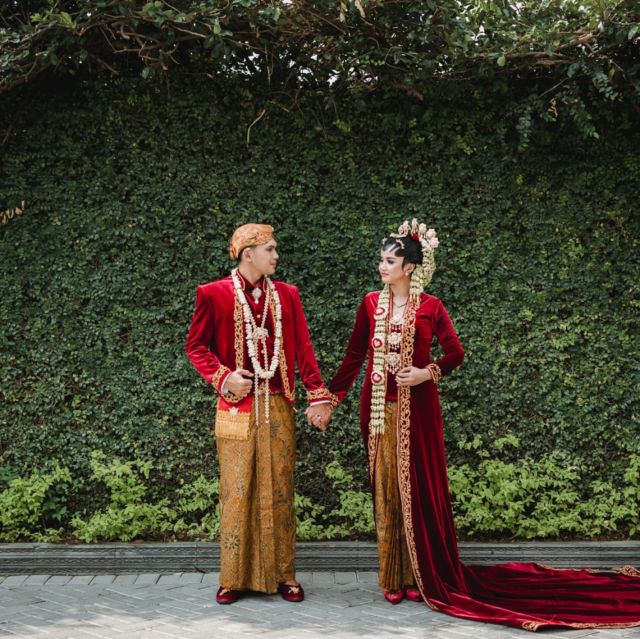 13+ Kumpulan Pengantin Jawa Memakai Kebaya Beledu. Tampak Mriyayeni Bak Pasangan Ningrat