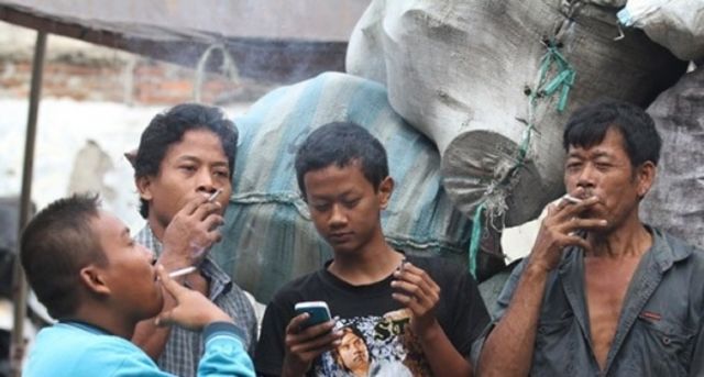 Miris, Indonesia Ternyata 'Surganya' Perokok Muda. Bahkan Banyak yang Diajari Langsung oleh Orangtua