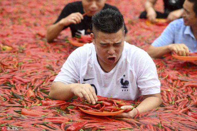 8 Potret Keseruan Lomba Makan Cabai di Cina. Sampai Pakai Berendam di Lautan Cabai Segala