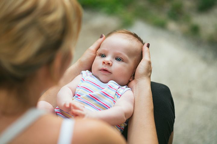 Buat Calon Ibu dan Ayah, Ini Dia Cara Mudah Menggendong Bayi yang Baru Lahir!