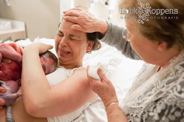 15 Potret Para Ibu yang Sedang Berjuang Melahirkan Didampingi Calon Nenek si Bayi. Kalau Begini, Masih Berani Durhaka?