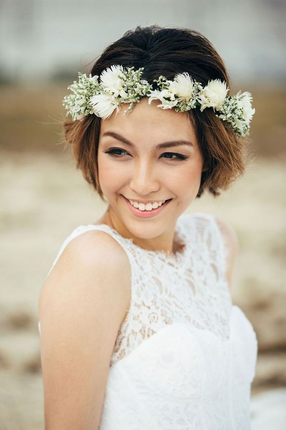 13+ Inspirasi Bridal Hair Do dengan Aksesori Bunga yang Memesona. Tanpa Mahkota, Tetap Terpancar Auranya