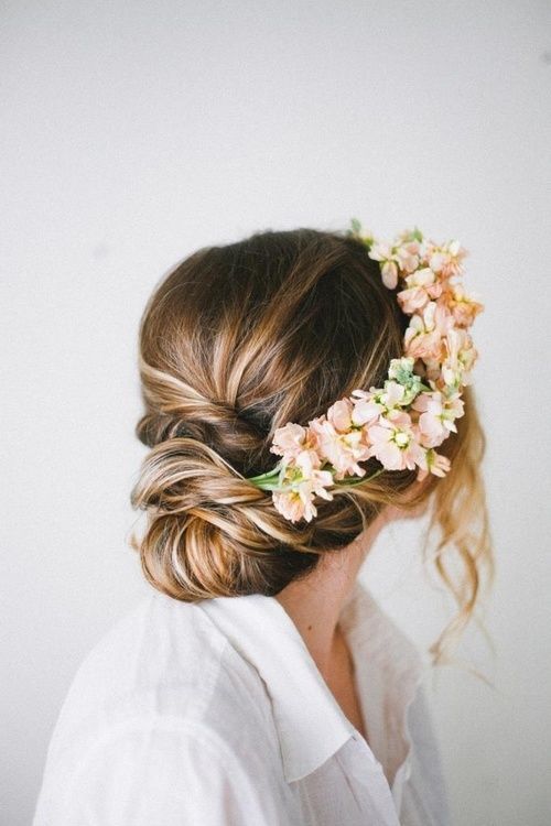 13+ Inspirasi Bridal Hair Do dengan Aksesori Bunga yang Memesona. Tanpa Mahkota, Tetap Terpancar Auranya