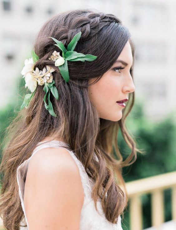 13+ Inspirasi Bridal Hair Do dengan Aksesori Bunga yang Memesona. Tanpa Mahkota, Tetap Terpancar Auranya