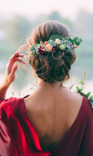 13+ Inspirasi Bridal Hair Do dengan Aksesori Bunga yang Memesona. Tanpa Mahkota, Tetap Terpancar Auranya