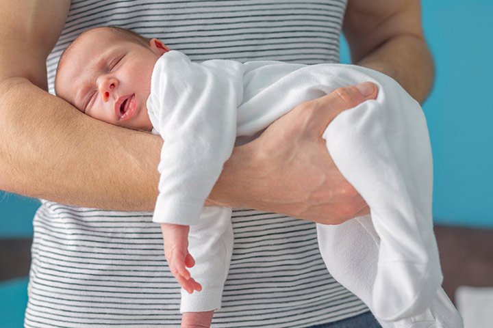 Buat Calon Ibu dan Ayah, Ini Dia Cara Mudah Menggendong Bayi yang Baru Lahir!