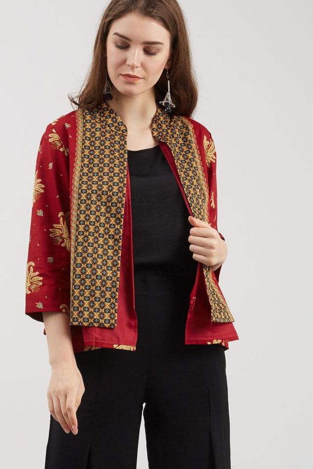 Inspirasi Tampil Meriah dengan Batik Merah. Dipakai Kondangan atau Perayaan Serba Wah