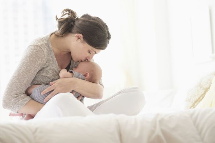 Buat Calon Ibu dan Ayah, Ini Dia Cara Mudah Menggendong Bayi yang Baru Lahir!