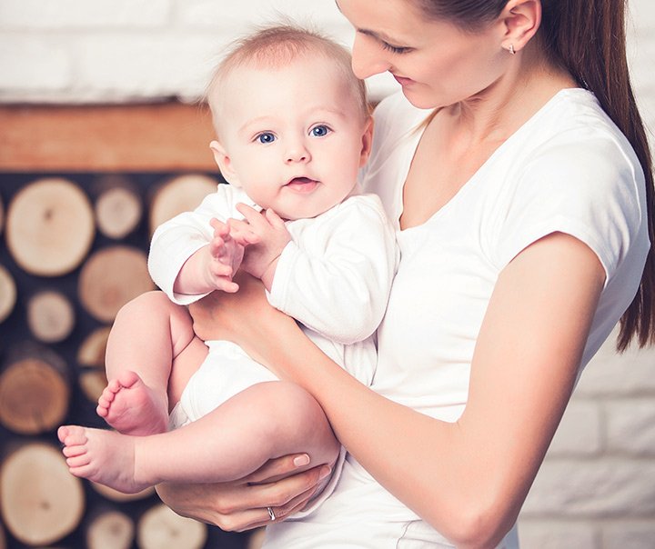 Buat Calon Ibu dan Ayah, Ini Dia Cara Mudah Menggendong Bayi yang Baru Lahir!