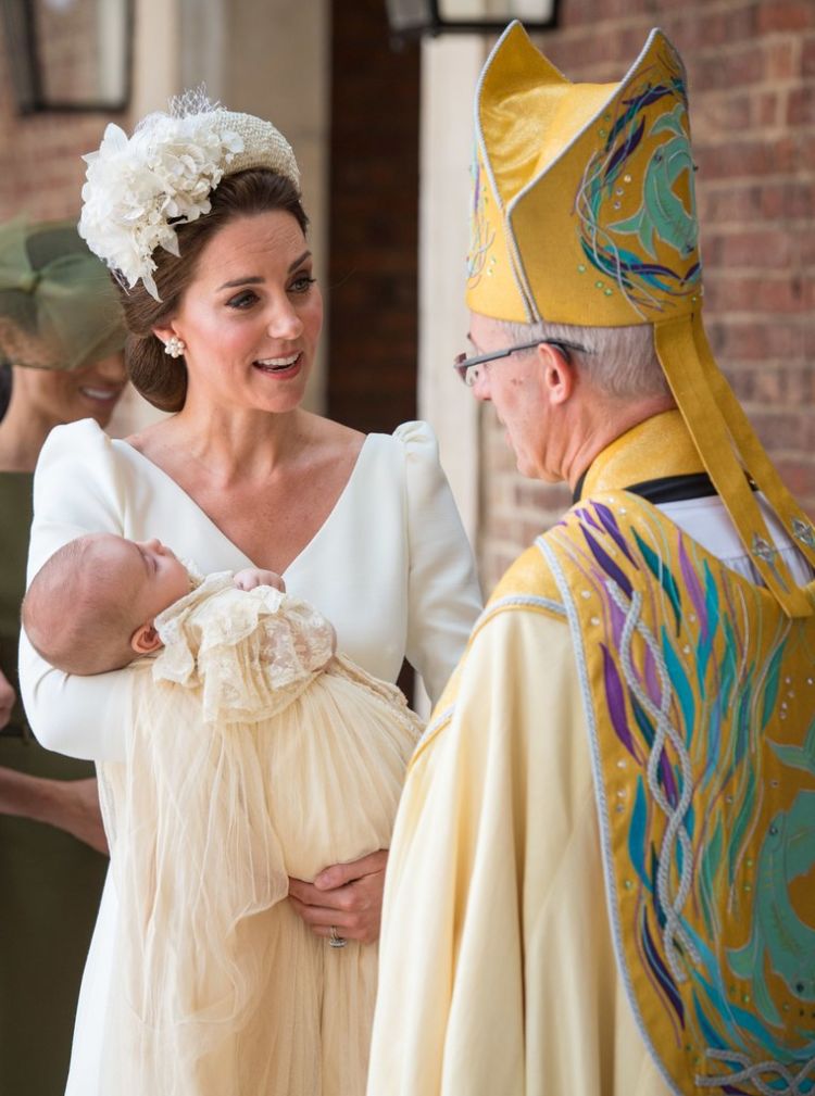 13 Potret Momen Baptisan Prince Louis of Cambridge. Mulai dari Gaun Cantik Hingga Fashion Kate Middleton