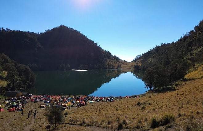 Panduan Pendakian ke Ranu Kumbolo untuk Pemula, Salah Satu Danau Terindah di Indonesia!