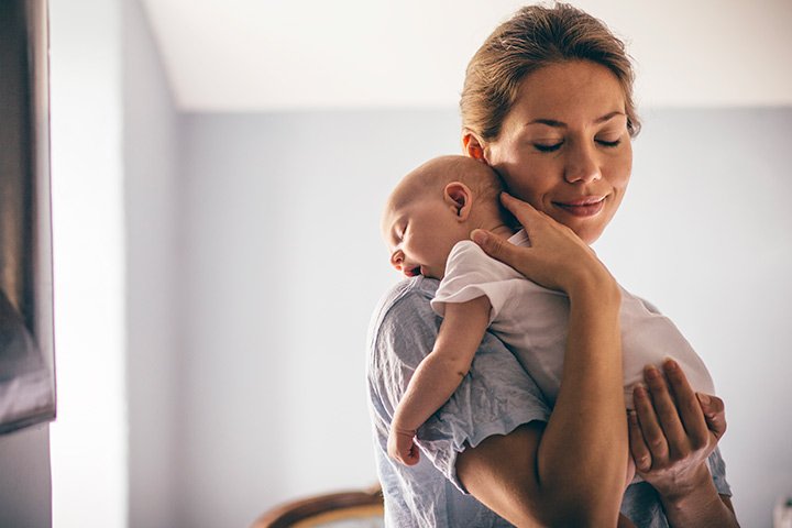 Buat Calon Ibu dan Ayah, Ini Dia Cara Mudah Menggendong Bayi yang Baru Lahir!