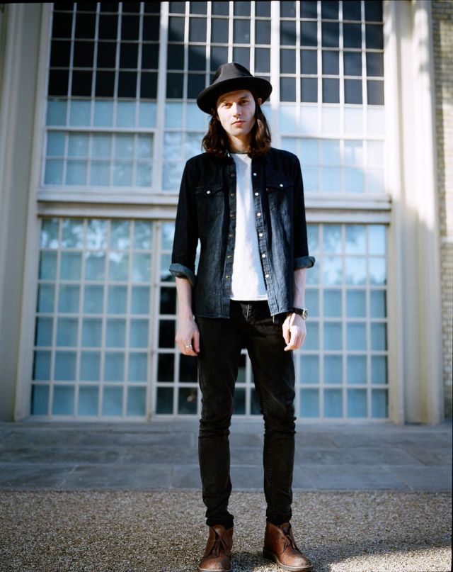 7 Kunci Maskulin Ala James Bay, Cowok Tinggi Kurus Juga Bisa Bikin Meleleh Lewat Tampilan