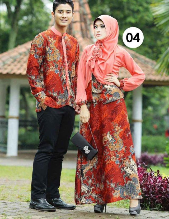 Inspirasi Tampil Meriah dengan Batik Merah. Dipakai Kondangan atau Perayaan Serba Wah