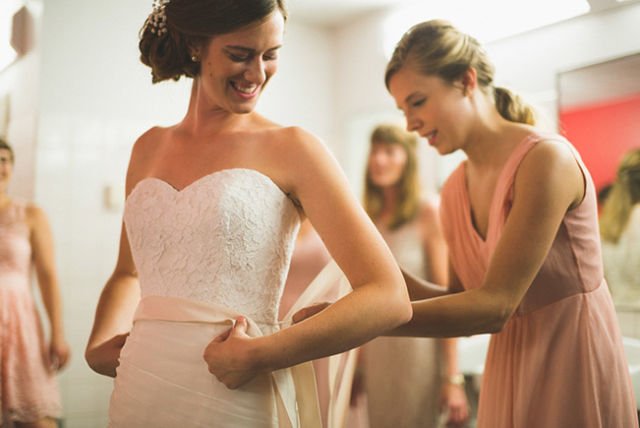 Daripada Cuma Dikasih Kain & Foto-foto Cantik, Mending 'Manfaatkan' Bridesmaidmu untuk 7 Hal ini