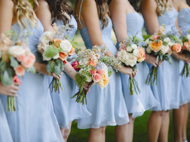 Daripada Cuma Dikasih Kain & Foto-foto Cantik, Mending 'Manfaatkan' Bridesmaidmu untuk 7 Hal ini