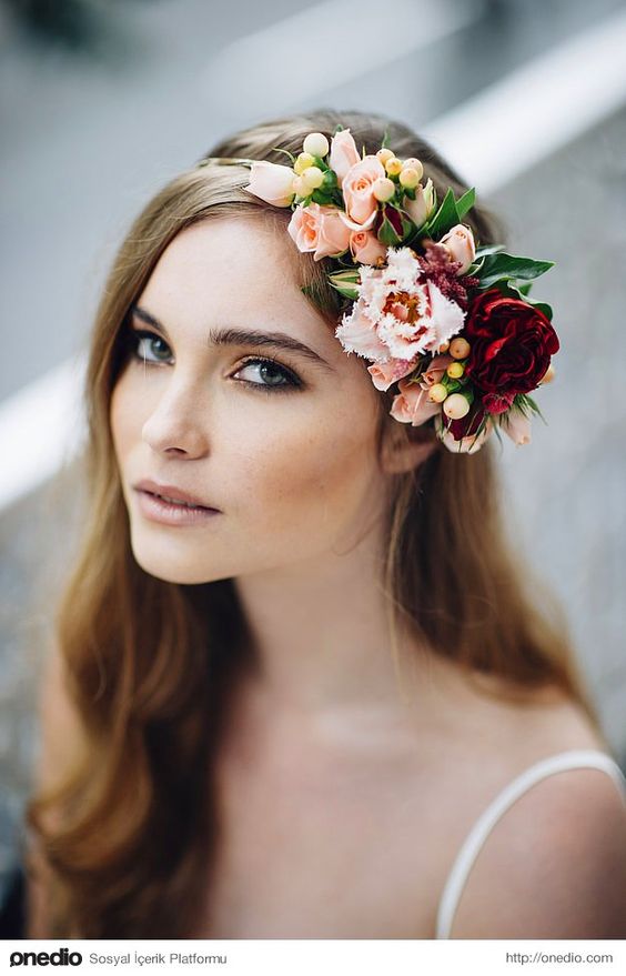 13+ Inspirasi Bridal Hair Do dengan Aksesori Bunga yang Memesona. Tanpa Mahkota, Tetap Terpancar Auranya