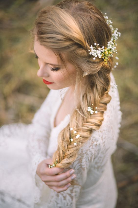 13+ Inspirasi Bridal Hair Do dengan Aksesori Bunga yang Memesona. Tanpa Mahkota, Tetap Terpancar Auranya