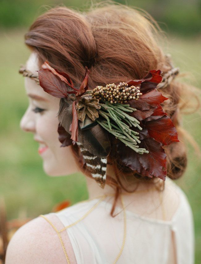 13+ Inspirasi Bridal Hair Do dengan Aksesori Bunga yang Memesona. Tanpa Mahkota, Tetap Terpancar Auranya