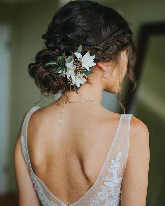 13+ Inspirasi Bridal Hair Do dengan Aksesori Bunga yang Memesona. Tanpa Mahkota, Tetap Terpancar Auranya