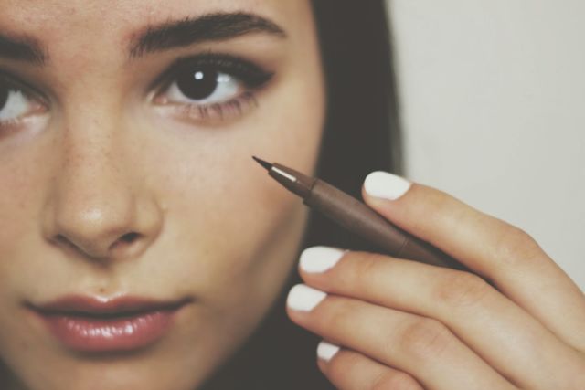 Bermodal Pensil Alis, Begini Lho 6 Langkah Bikin Makeup Freckles yang Kembali Ngehits