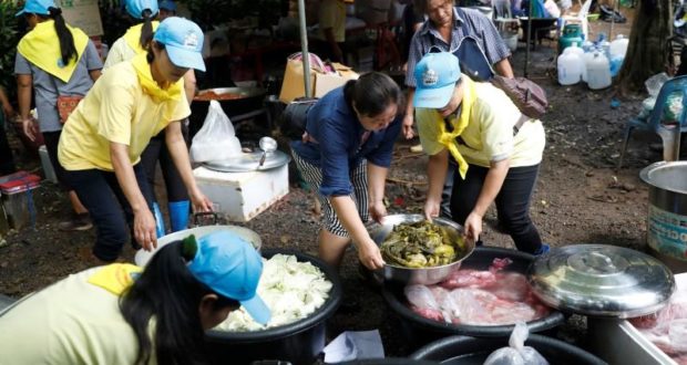 Warga sekitar membantu menyediakan makanan