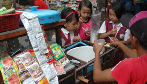 5 Jenis Makanan dan Minuman Ini Harus Diwaspadai untuk Anak. Mana yang Paling Sering Dikonsumsi Nih?