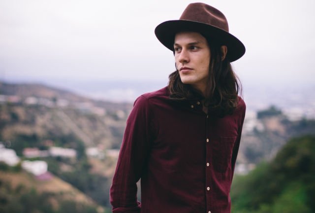 7 Kunci Maskulin Ala James Bay, Cowok Tinggi Kurus Juga Bisa Bikin Meleleh Lewat Tampilan