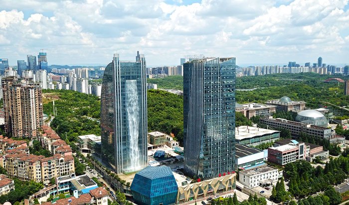 Air Terjun Setinggi 106 Meter Dibangun di Gedung Pencakar Langit di China. Memang Gila Sih Idenya!