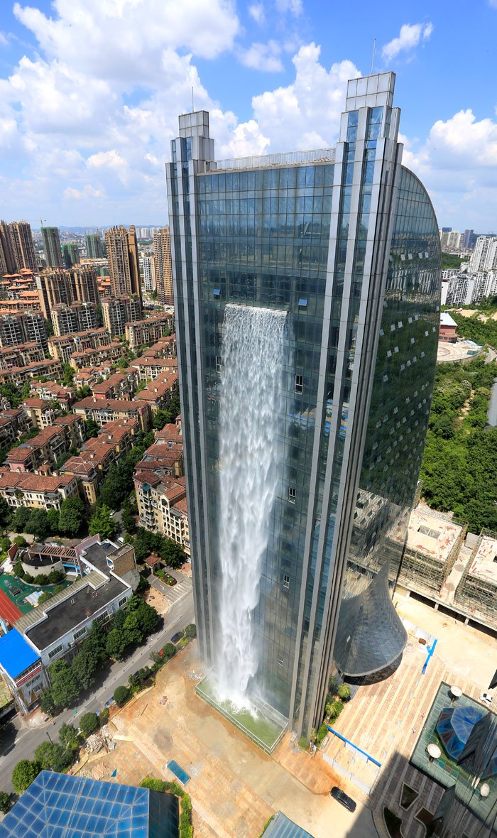 Air Terjun Setinggi 106 Meter Dibangun di Gedung Pencakar Langit di China. Memang Gila Sih Idenya!