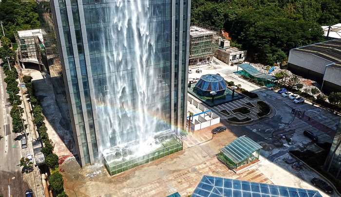 Air Terjun Setinggi 106 Meter Dibangun di Gedung Pencakar Langit di China. Memang Gila Sih Idenya!