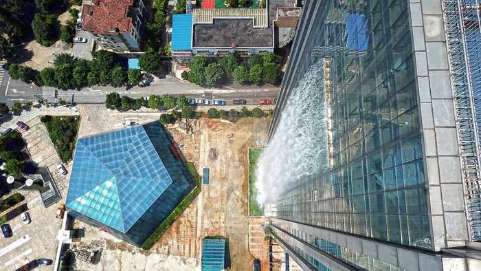 Air Terjun Setinggi 106 Meter Dibangun di Gedung Pencakar Langit di China. Memang Gila Sih Idenya!