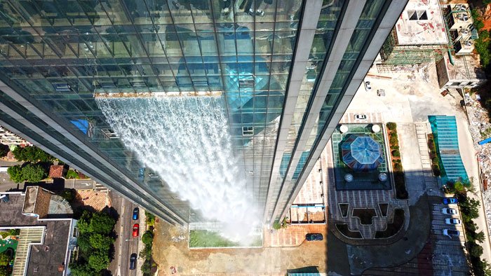 Air Terjun Setinggi 106 Meter Dibangun di Gedung Pencakar Langit di China. Memang Gila Sih Idenya!