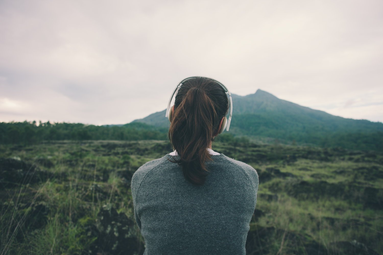 12 Lagu yang Mestinya Kamu Dengerin dalam Kondisi dan Situasi yang Pas, Biar Nggak Bikin Makin Depresi