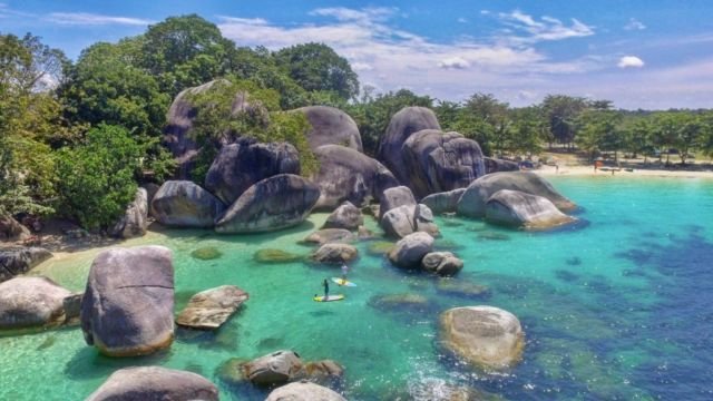 10 Destinasi Hits di Negeri Laskar Pelangi, Belitung. Keindahan Pantainya Bikin Males Pulang!