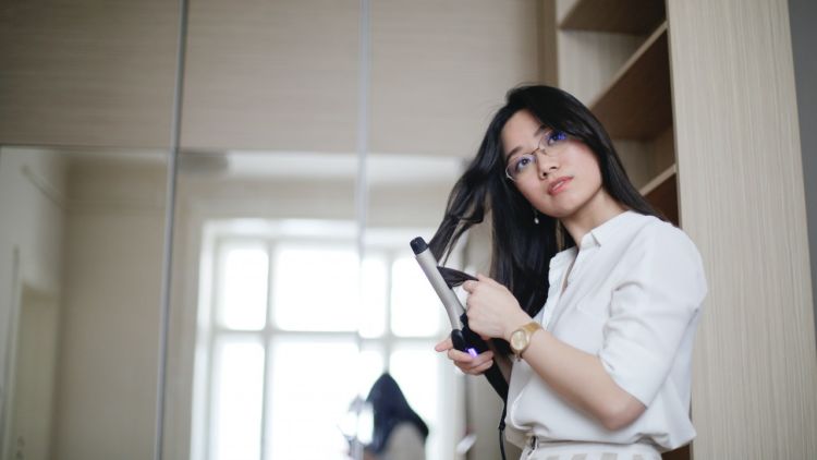 7 Aturan Mencatok Rambut biar Nggak Rontok dan Rusak. Pengguna Catok Aktif, Merapat!