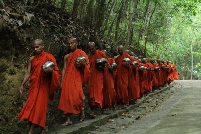 Potret Kehidupan Biksu di Thailand. Dari Wajib Meditasi Hingga Harus Jalan Kaki Tanpa Alas Kaki