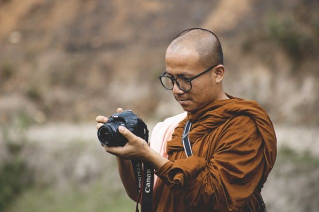 Potret Kehidupan Biksu di Thailand. Dari Wajib Meditasi Hingga Harus Jalan Kaki Tanpa Alas Kaki