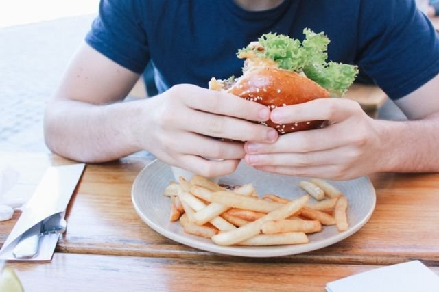 Perut Selalu Lapar? 8 Penyebabnya Ini Justru Bukan Karena Ingin Dikasih Makanan Lho