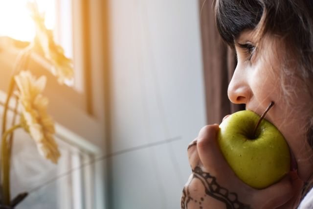 6 Hal yang Kamu Rasakan Saat Rindu Rumah, Sementara Menelepon Orangtua Tak Cukup Meredakan Resah