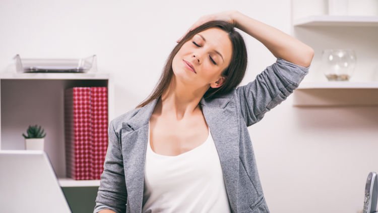 7 Gerakan Yoga Sederhana yang Bisa Dilakukan di Kantor. Rasa Capek Bisa Hilang Seketika Lho