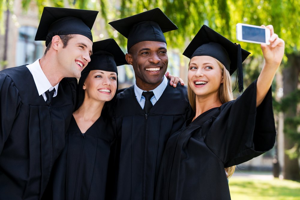 5 Gaya Foto Wisuda yang Wajib Kamu Upload di Instagram